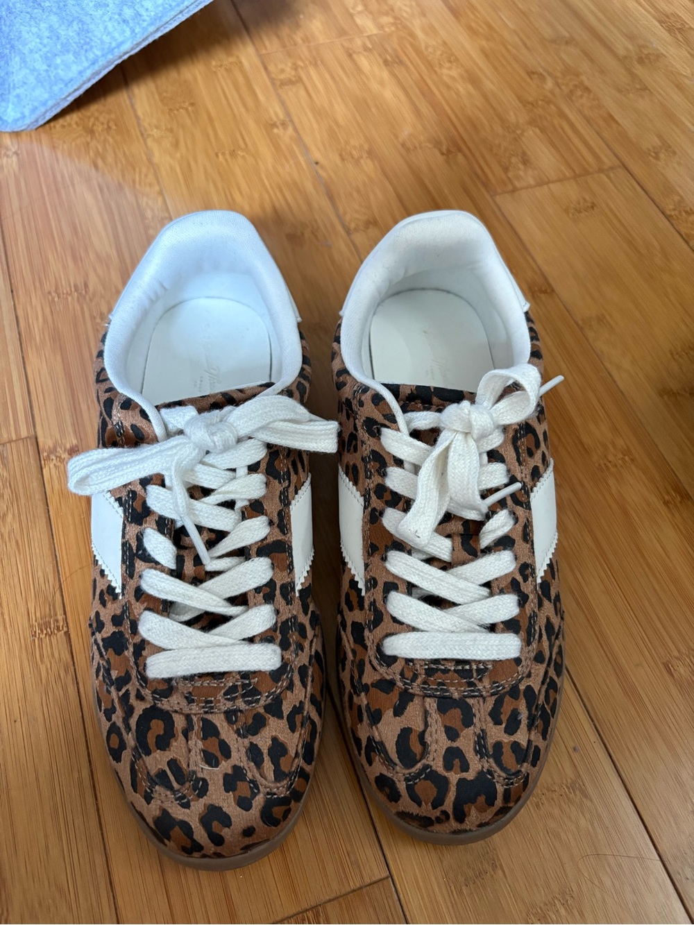 Universal Thread size 7 leopard sneakers